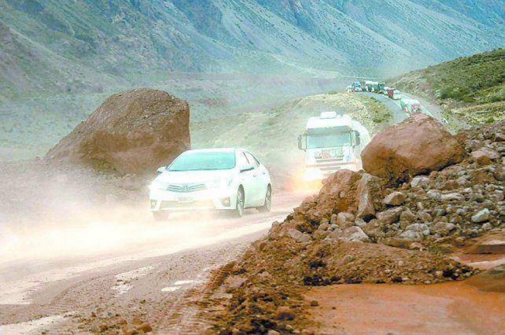 Por los aludes, rescataron a 3.500 viajeros y el paso a Chile sigue cerrado