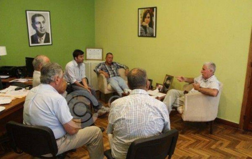 CASTELLI: IMPORTANTE REUNI�N POR EL BARRIO DE POLIC�AS