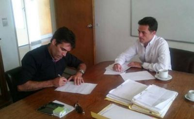 L�pez sell� convenio en La Plata y el aer�dromo ya es municipal