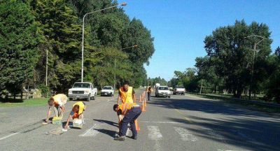 El Municipio realiza tareas de demarcaci�n de sendas peatonales