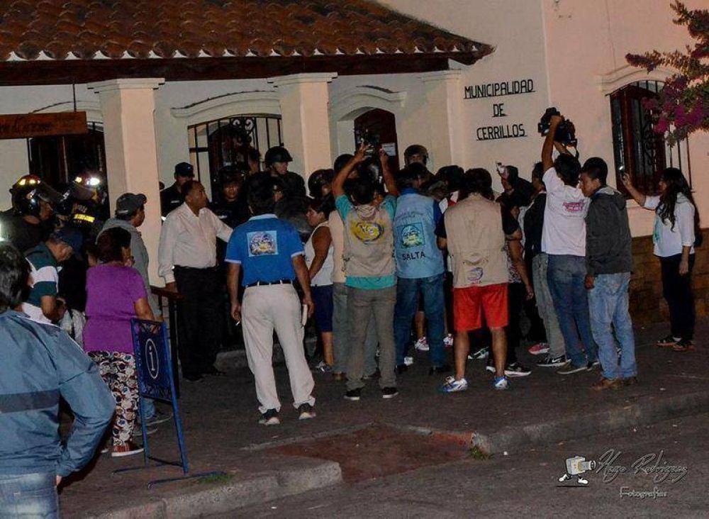 La polic�a desaloj� la municipalidad de Cerrillos