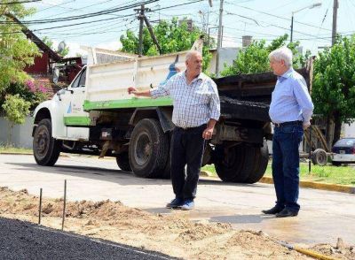 Luis Andreotti supervis� obras en un nuevo espacio verde del barrio Aviaci�n de San Fernando