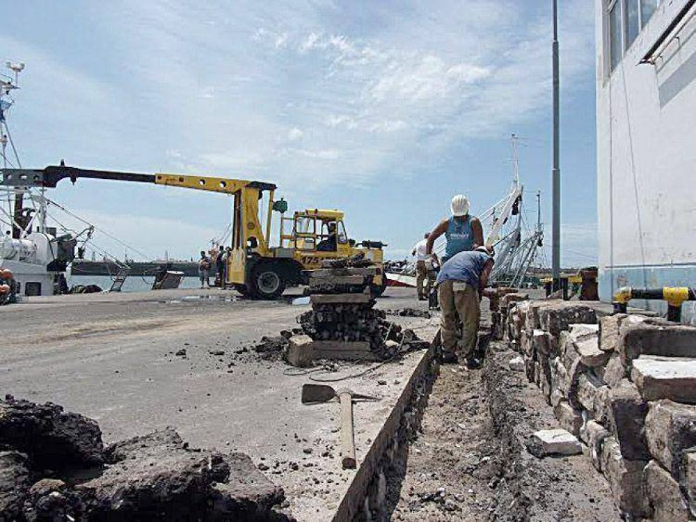 Extienden red el�ctrica a espigones e instalan balizas n�uticas en el Puerto