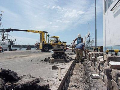Extienden red el�ctrica a espigones e instalan balizas n�uticas en el Puerto