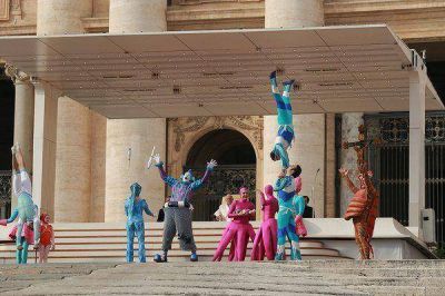 El simp�tico encuentro del Papa con unos artistas de circo en San Pedro