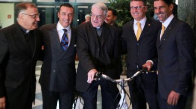 Regalan al Papa diez bicicletas el�ctricas que ser�n usadas por empleados del Vaticano