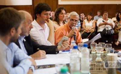 Desde el FpV y el massismo cuestionan la emergencia