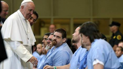 El Papa firm� una bandera que recorrer� las c�rceles de Italia