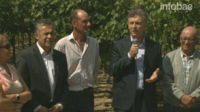 Macri le pidi� al gobernador de Mendoza que tome medidas para que Boca le gane a River