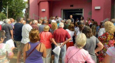Movilizaci�n de vecinos al Palacio Municipal por la falta de agua corriente