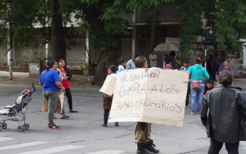  Pueblos originarios reclamaron en Salta por viviendas
