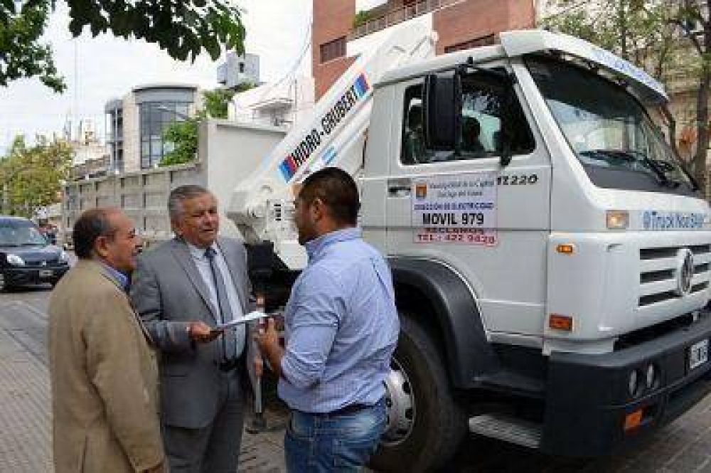 Entregan un cami�n hidroelevador a la Direcci�n de Electricidad