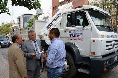 Entregan un cami�n hidroelevador a la Direcci�n de Electricidad