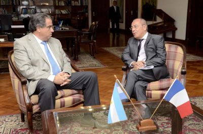 El ministro Mart�nez recibi� al embajador de Francia