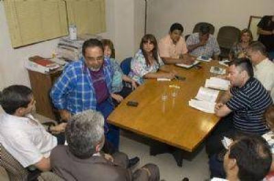 Gremios piden mantener el nivel de sueldos docentes