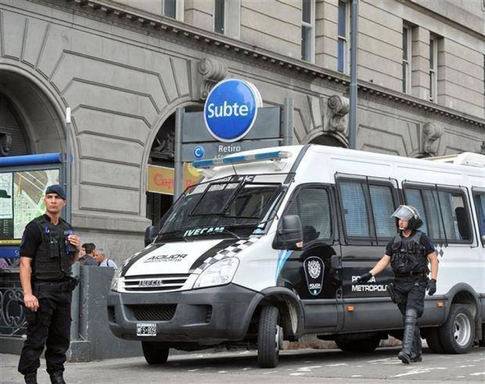 Incidentes entre manteros y la Polic�a Metropolitana frente a la terminal de Retiro