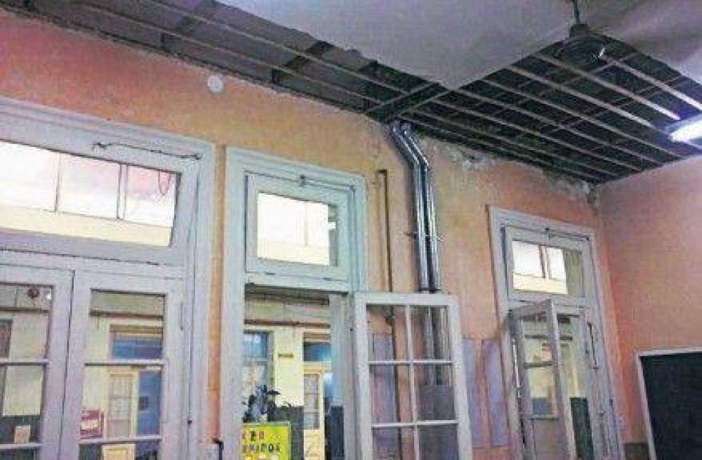 Escuelas sin terminar, aulas sin ventanas ni luz, estructuras inservibles