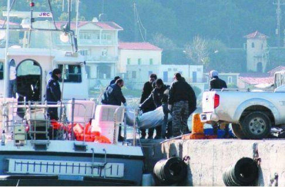 Mueren al menos 30 migrantes en dos naufragios