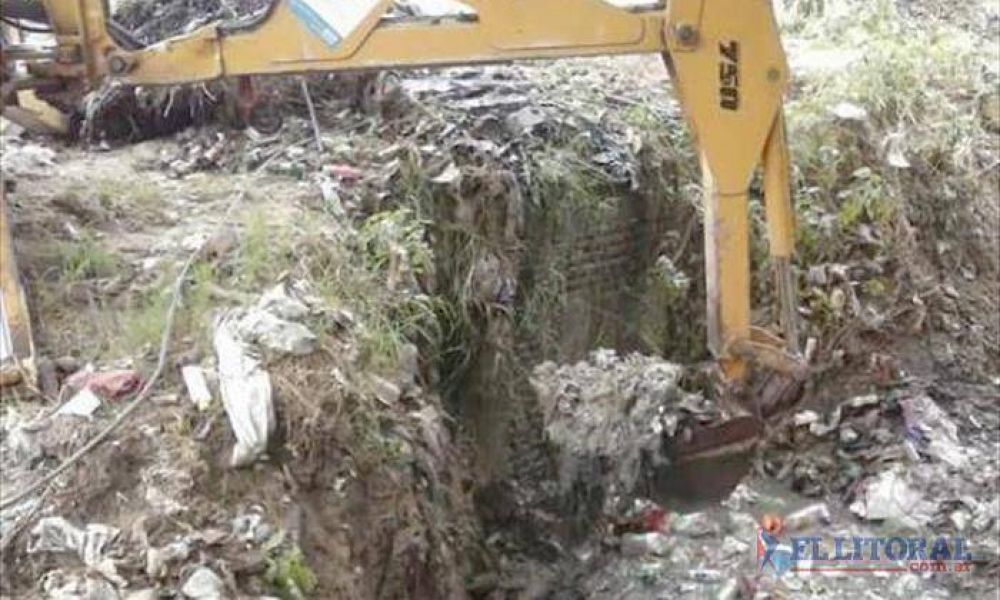 Sol de Mayo: limpian un canal repleto de basura