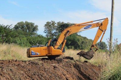 Realizan limpieza del canal junto a las v�as del ferrocarril