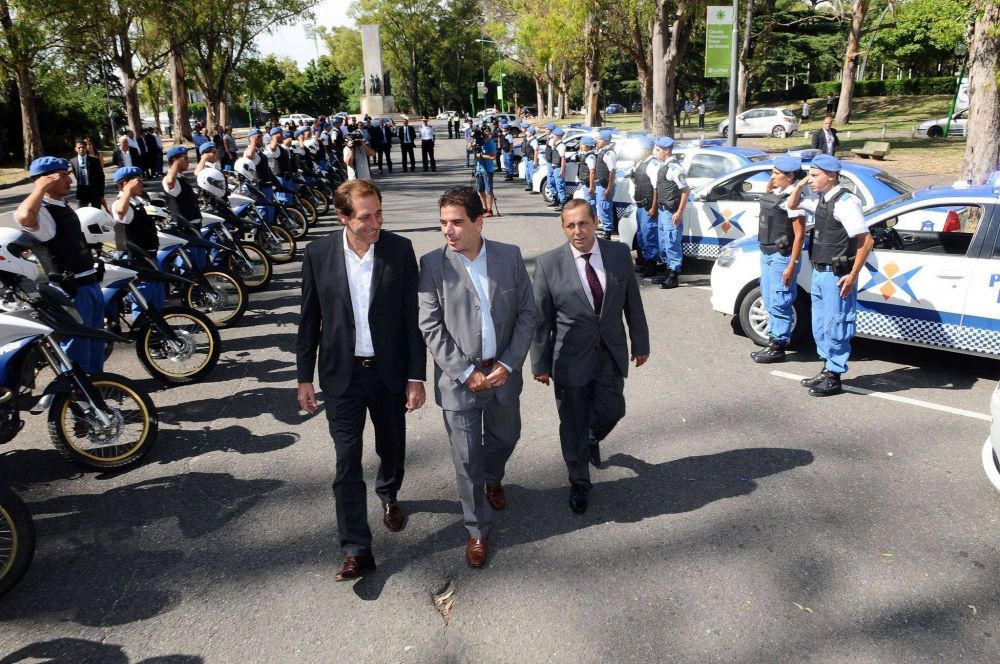 Ritondo y Garro entregaron m�viles para la Polic�a Local