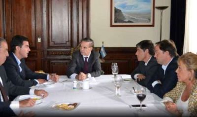 En medio de la pelea por el PJ, Urtubey se reuni� con senadores del FpV