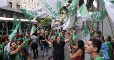 Sindicatos en alerta: por los masivos despidos en el Estado amenazan con un paro general