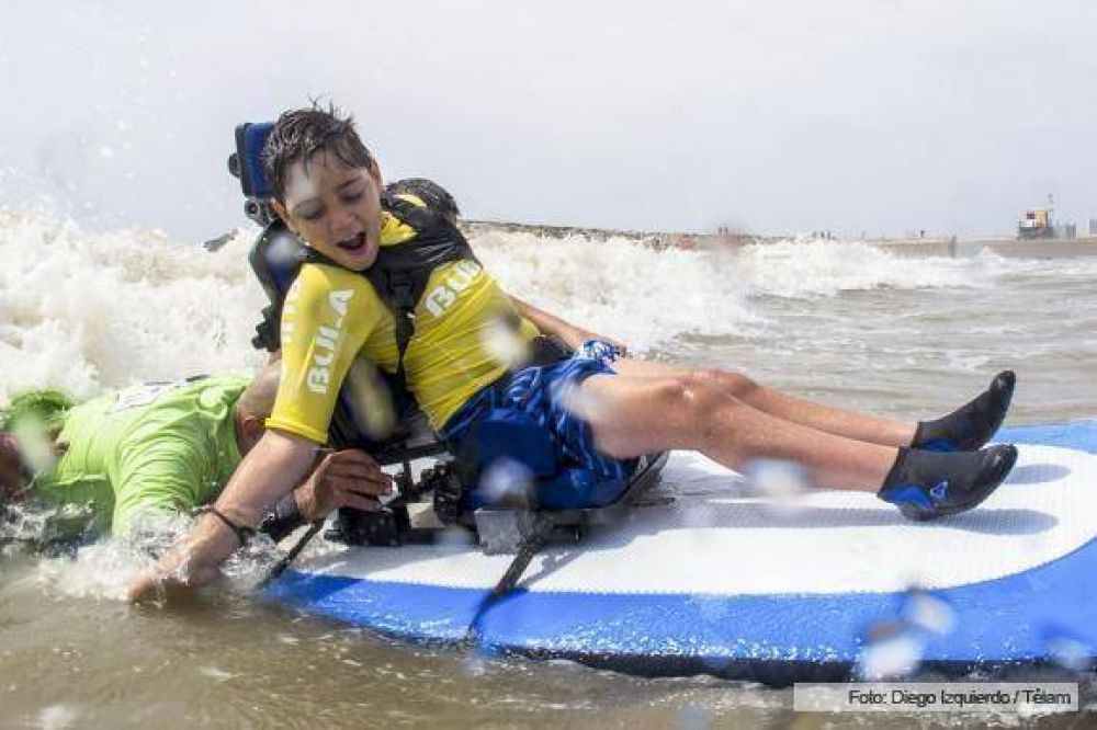 El programa �Surf adaptados�, una puerta abierta a barrenar olas