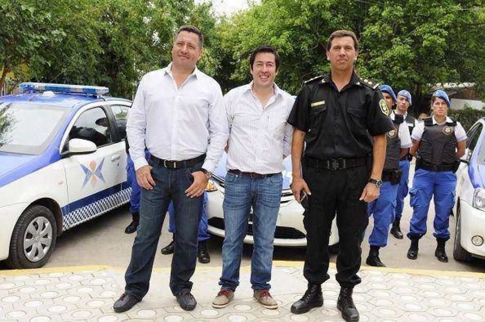 Nardini present� al comisario de la polic�a local de Malvinas Argentinas