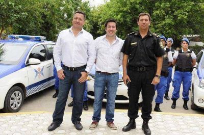 Nardini present� al comisario de la polic�a local de Malvinas Argentinas