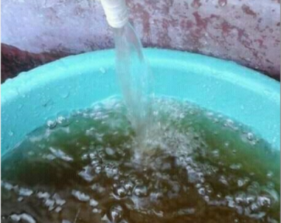 Abren la canilla y el agua sale turbia: temen por su salud