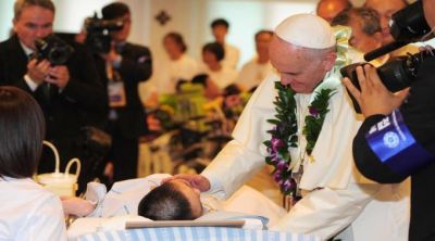 Mons. Fisichella explica el objetivo de los signos de misericordia del Papa Francisco