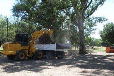 Personal de la Comuna de Sumampa acondiciona el camping municipal