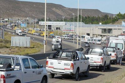 Petroleros se movilizan hoy en ruta 3 y 26
