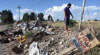 Un basural gigante e ilegal en el medio de Confluencia