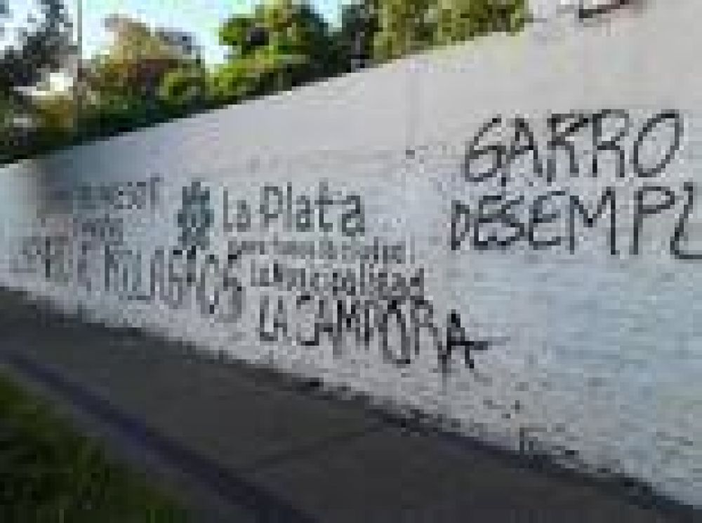 La Plata: Bronca vecinal con pintadas firmadas por �La C�mpora� en predio de una Iglesia