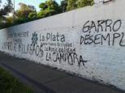 La Plata: Bronca vecinal con pintadas firmadas por �La C�mpora� en predio de una Iglesia