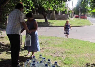 ABSA ENTREG� 400 BIDONES DE AGUA EN TOLOSA