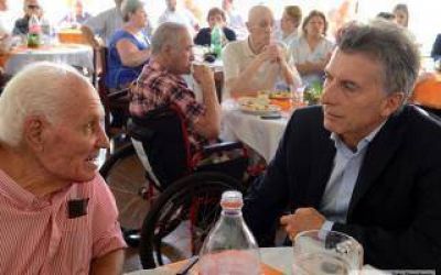 Macri visit� un centro de jubilados en General Rodr�guez