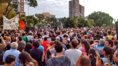 M�s de 3.500 vecinos se manifestaron contra los despidos en el municipio