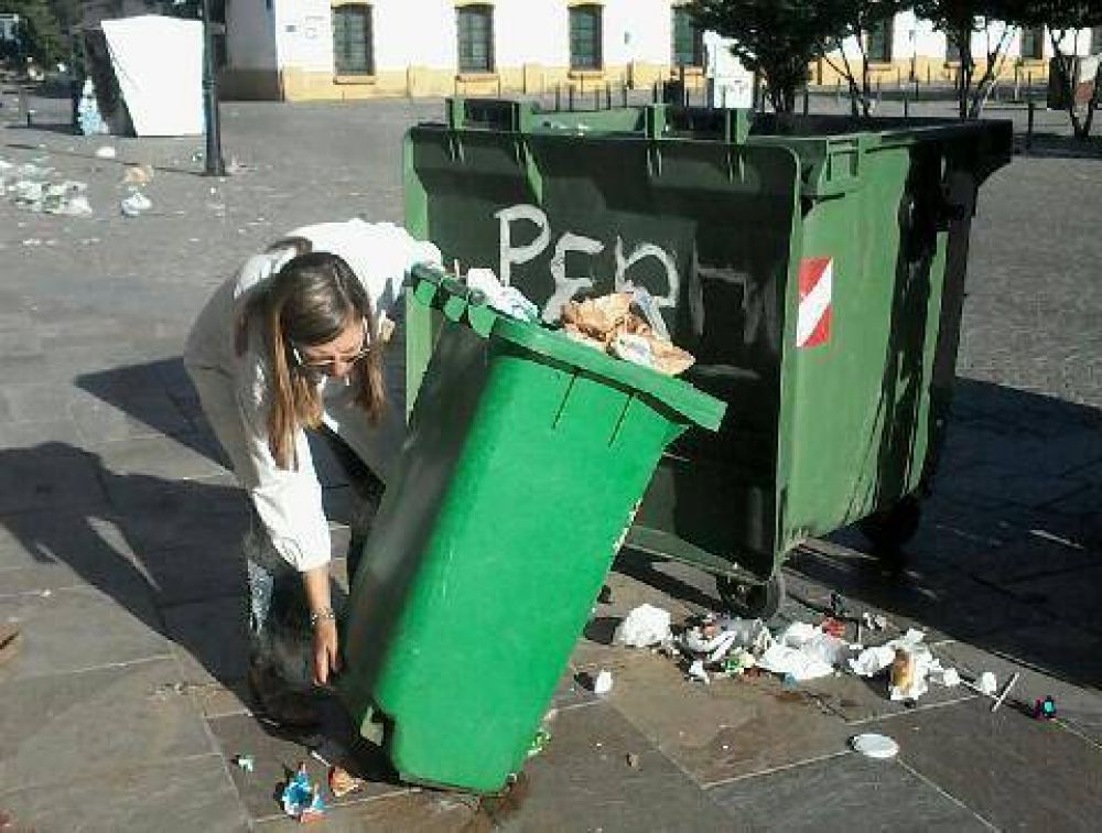 Los santeros debieron barrer la plaza Belgrano ante la acumulacin de basura