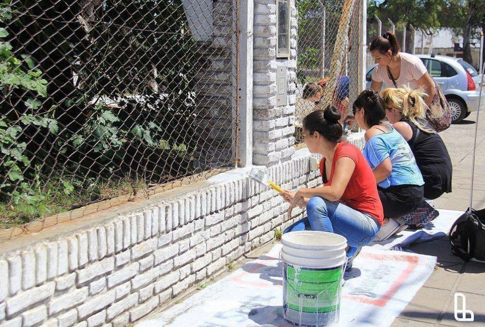 Los j�venes de Lan�s trabajan por el embellecimiento de espacios p�blicos