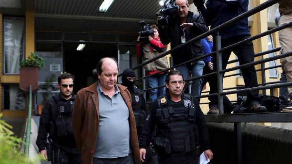 Condenan por corrupci�n a un ex director de Petrobras
