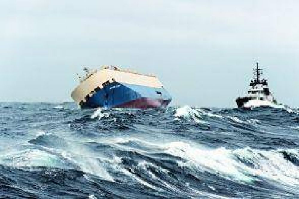 Intentaron otro operativo de remolque del buque a la deriva en la costa francesa