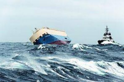 Intentaron otro operativo de remolque del buque a la deriva en la costa francesa
