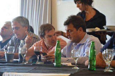 Gast�n junto a Massa en encuentro seccional