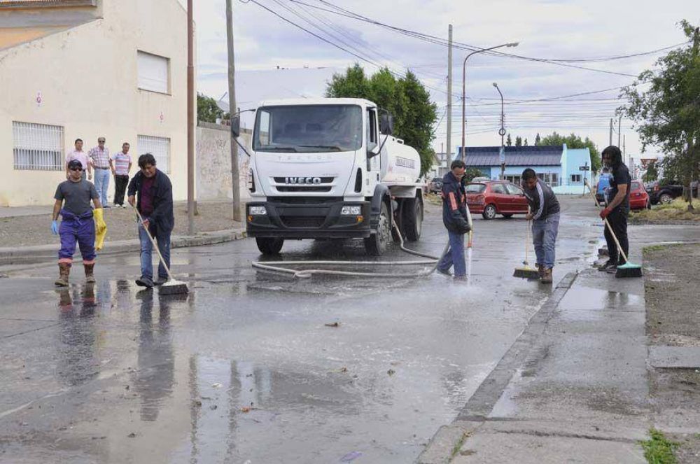 Personal  municipal intervino en derrame de l�quidos sobre calle Ameghino y pasaje Bartolom� De Las Casas