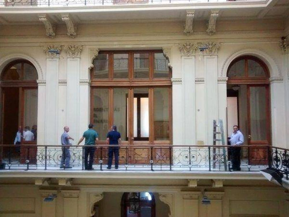 Macri mand� a descolgar un cuadro de Kirchner y parte de la oposici�n le sali� al cruce