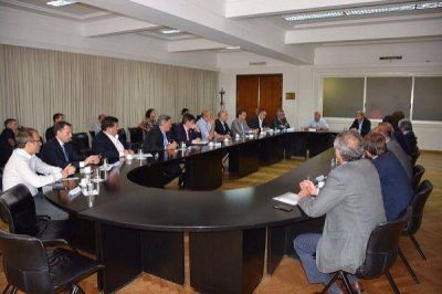 Intendentes junto a Frigerio por el aumento de las tarifas de electricidad