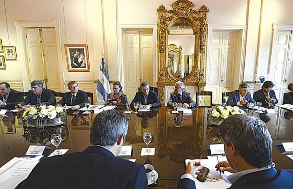 El Gobierno asegura que no limitar� la discusi�n paritaria pero convoca a gremios para moderarlos